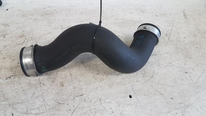 Gebrauchte Intercooler Schlauch Volkswagen Transporter T5 1.9 TDi Preis € 20,00 Margenregelung angeboten von Autodemontagebedrijf Smit