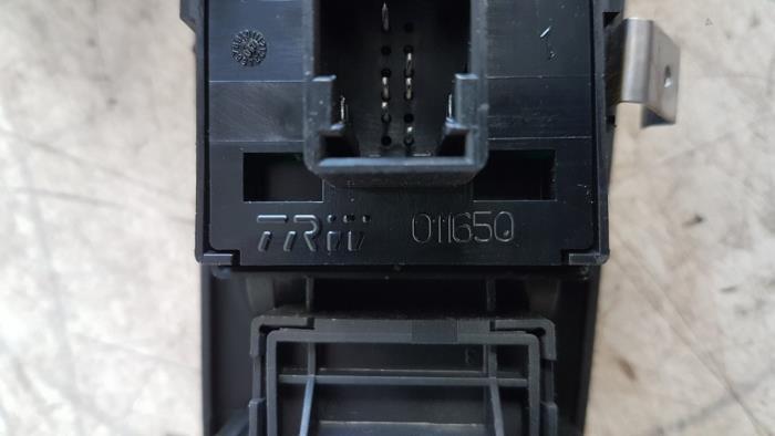 Multi-functional window switch from a Fiat Bravo (198A) 1.4 T-Jet 16V 120 2008