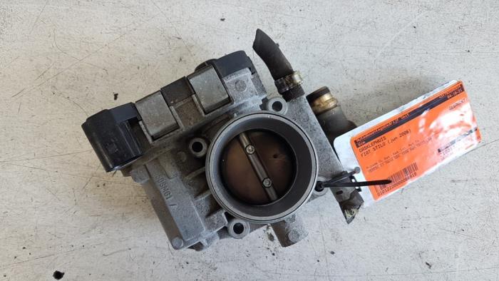 Usagé Boitier papillon Fiat Stilo (192A/B) 1.6 16V Prix € 30,00 Règlement à la marge proposé par Autodemontagebedrijf Smit