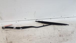 Used Front wiper arm Peugeot 607 (9D/U) 2.2 16V Price on request offered by Autodemontagebedrijf Smit