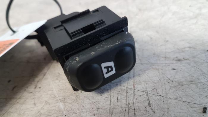 Usados Interruptor de ventanilla eléctrica Peugeot 607 (9D/U) 2.2 16V Precio € 10,00 Norma de margen ofrecido por Autodemontagebedrijf Smit