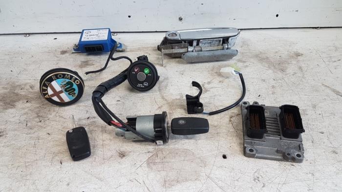 Used Ignition lock + computer Alfa Romeo 166 2.5 V6 24V Price on request offered by Autodemontagebedrijf Smit