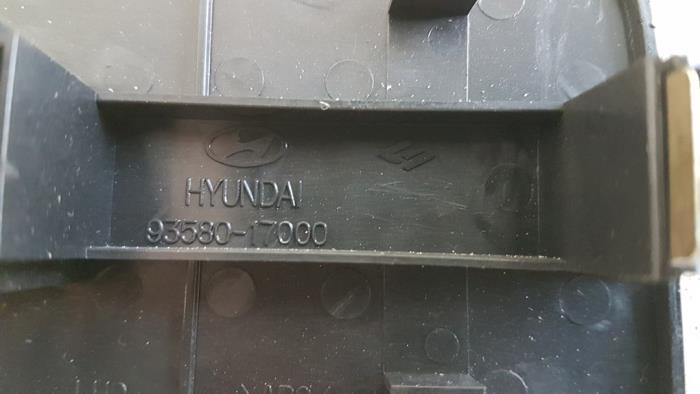 Electric window switch from a Hyundai Matrix 1.6 16V 2003