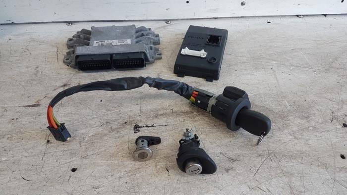 Used Ignition lock + computer Dacia Logan (LS) 1.4 Price on request offered by Autodemontagebedrijf Smit