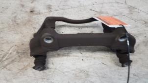 Used Front brake calliperholder, left Opel Vivaro 2.5 CDTI 16V Price € 20,00 Margin scheme offered by Autodemontagebedrijf Smit