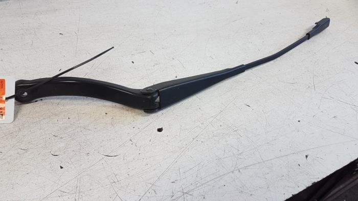 Front wiper arm from a Opel Corsa D 1.2 16V 2008