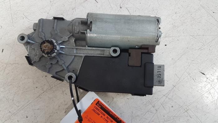 Używane Silnik dachu cabrio Jaguar X-type 2.5 V6 24V Cena € 100,00 Procedura marży oferowane przez Autodemontagebedrijf Smit