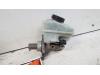 Master cylinder from a Opel Astra H SW (L35), 2004 / 2014 1.7 CDTi 16V, Combi/o, Diesel, 1.686cc, 74kW (101pk), FWD, Z17DTH; EURO4, 2004-08 / 2010-10, L35 2007