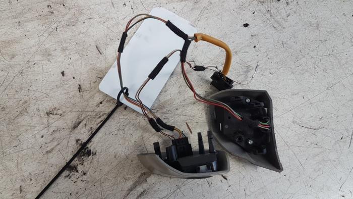 Steering wheel mounted radio control from a Opel Astra H SW (L35) 1.7 CDTi 16V 2007