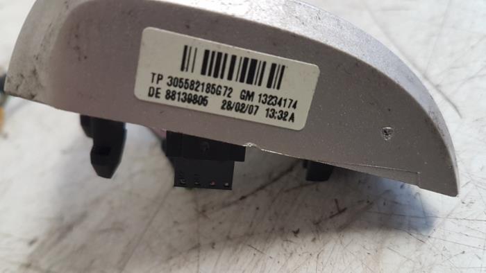 Steering wheel mounted radio control from a Opel Astra H SW (L35) 1.7 CDTi 16V 2007