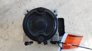 Used ABS pump Kia Carens III (FG) 2.0i CVVT 16V Price € 65,00 Margin scheme offered by Autodemontagebedrijf Smit