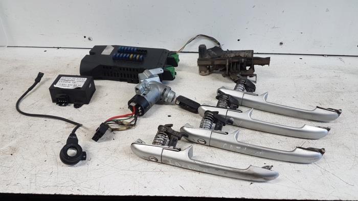 Used Ignition lock + computer Mercedes Vito (638.1/2) 2.2 CDI 108 16V Price on request offered by Autodemontagebedrijf Smit