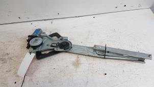 Używane Mechanizm szyby prawej przedniej wersja 2-drzwiowa Chevrolet Kalos (SF48) 1.2 Cena € 20,00 Procedura marży oferowane przez Autodemontagebedrijf Smit