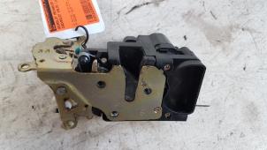 Używane Mechanizm blokady drzwi prawych wersja 2-drzwiowa Chevrolet Kalos (SF48) 1.2 Cena € 20,00 Procedura marży oferowane przez Autodemontagebedrijf Smit
