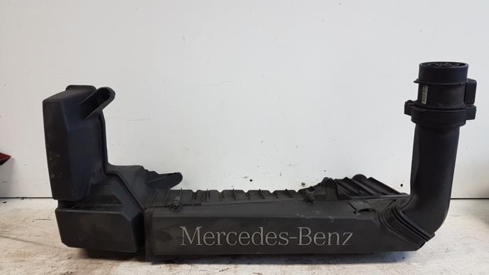 Luftfiltergehäuse van een Mercedes-Benz C Sportcoupé (C203) 2.0 C-180 16V 2002