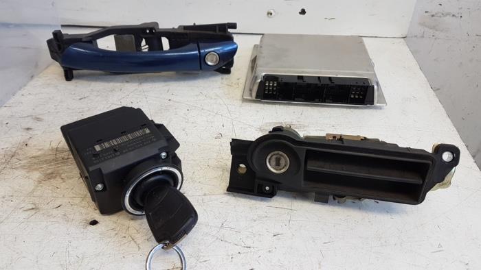 Used Ignition lock + computer Mercedes C Sportcoupé (C203) 2.0 C-180 16V Price € 150,00 Margin scheme offered by Autodemontagebedrijf Smit