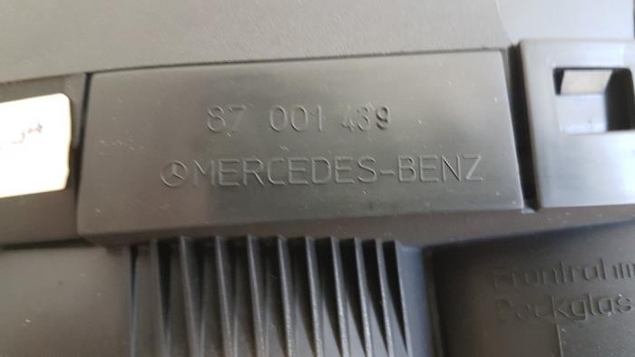 Instrument panel from a Mercedes-Benz C Sportcoupé (C203) 2.0 C-180 16V 2002