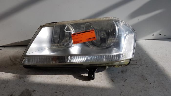 Używane Reflektor lewy Dodge Avenger (JS) 2.0 16V Cena na żądanie oferowane przez Autodemontagebedrijf Smit