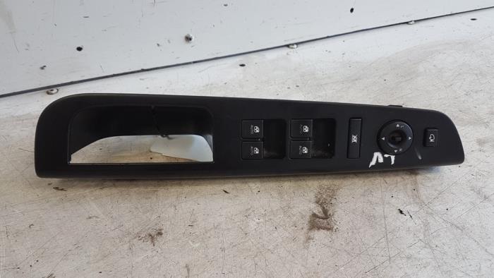 Usados Interruptor combinado de ventanillas Kia Cee'd Sporty Wagon (EDF) 1.6 CRDi 115 16V Precio € 30,00 Norma de margen ofrecido por Autodemontagebedrijf Smit