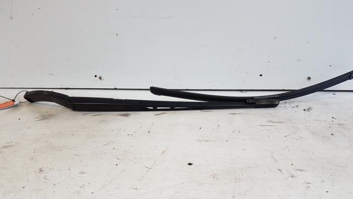 Front wiper arm from a Audi A6 Avant (C6) 2.0 T FSI 16V 2009