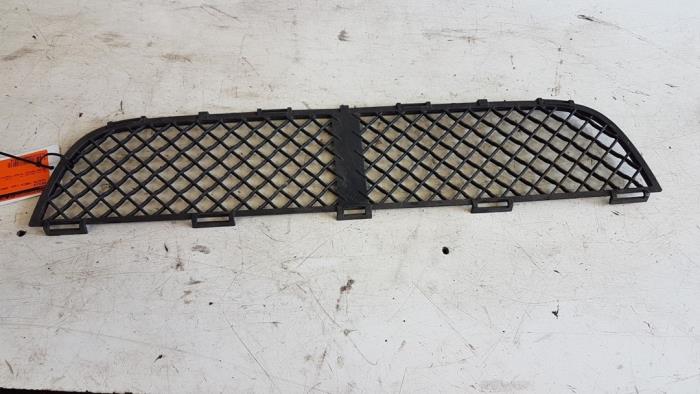 Begagnade Grill Toyota Yaris (P1) 1.5 T Sport 16V VVT-i Pris på förfrågan erbjuds av Autodemontagebedrijf Smit
