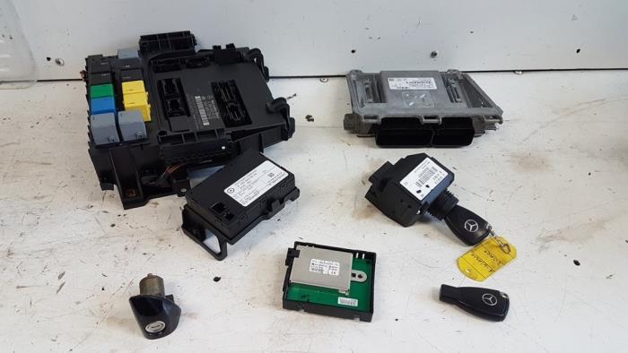 Used Ignition lock + computer Mercedes A (W169) 1.7 A-170 Price € 150,00 Margin scheme offered by Autodemontagebedrijf Smit