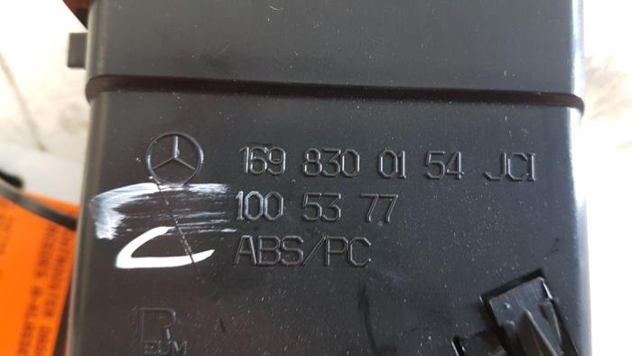 Grille aération tableau de bord d'un Mercedes-Benz A (W169) 1.7 A-170 2006