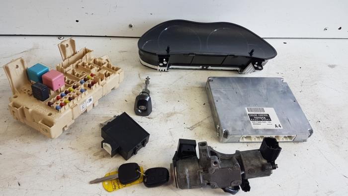 Used Ignition lock + computer Toyota Avensis (T25/B1B) 2.0 16V D-4D-F Price € 100,00 Margin scheme offered by Autodemontagebedrijf Smit