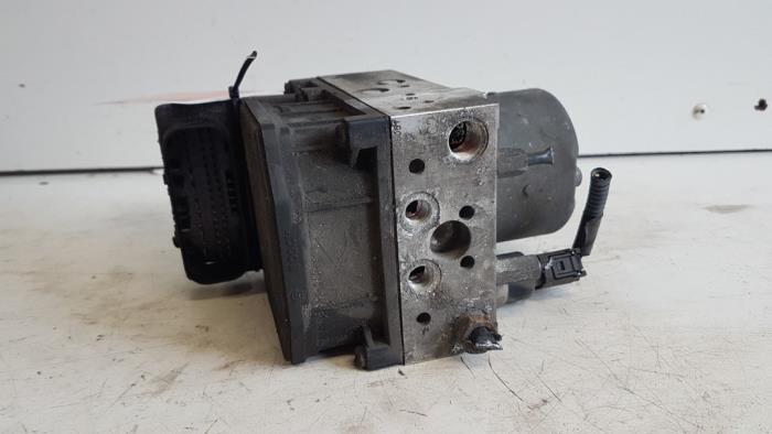 Usagé Pompe ABS Toyota Avensis (T25/B1B) 2.0 16V D-4D-F Prix € 40,00 Règlement à la marge proposé par Autodemontagebedrijf Smit