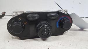 Usados Panel de control de calefacción Hyundai Santa Fe I 2.0 CRDi 16V 4x4 Precio € 30,00 Norma de margen ofrecido por Autodemontagebedrijf Smit