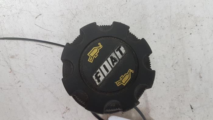 Gebrauchte Ölkappe Fiat Idea (350AX) 1.4 16V Preis € 10,00 Margenregelung angeboten von Autodemontagebedrijf Smit