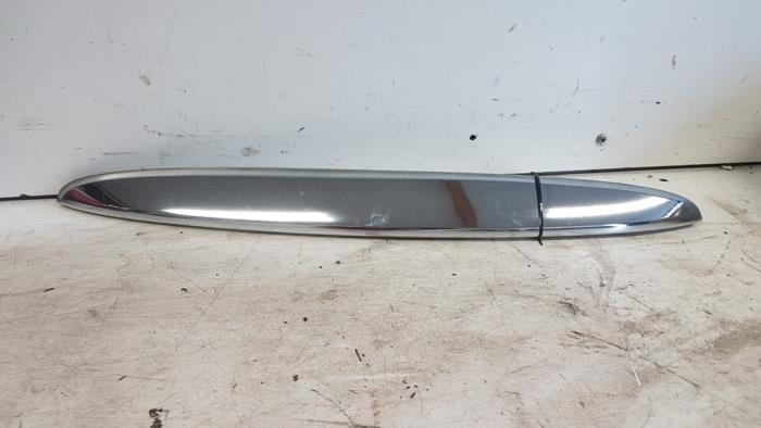 Używane Uchwyt tylnej klapy Daihatsu Sirion/Storia (M1) 1.3 16V DVVT Cena € 20,00 Procedura marży oferowane przez Autodemontagebedrijf Smit