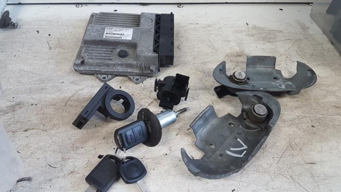 Used Ignition lock + computer Opel Combo (Corsa C) 1.3 CDTI 16V Price on request offered by Autodemontagebedrijf Smit