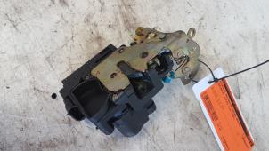 Używane Mechanizm blokady drzwi prawych wersja 2-drzwiowa Chevrolet Kalos (SF48) 1.2 Cena € 35,00 Procedura marży oferowane przez Autodemontagebedrijf Smit