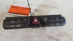 Usados Interruptor de luz de pánico Mercedes C Combi (S203) 2.2 C-200 CDI 16V Precio € 20,00 Norma de margen ofrecido por Autodemontagebedrijf Smit
