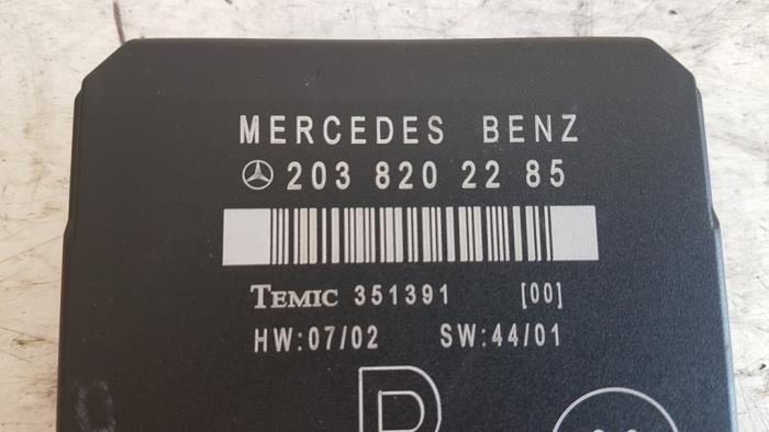 Central door locking module from a Mercedes-Benz C Combi (S203) 2.2 C-200 CDI 16V 2004