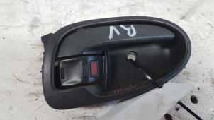 Używane Uchwyt drzwi prawych wersja 2-drzwiowa Toyota Yaris II (P9) 1.3 16V VVT-i Cena € 10,00 Procedura marży oferowane przez Autodemontagebedrijf Smit