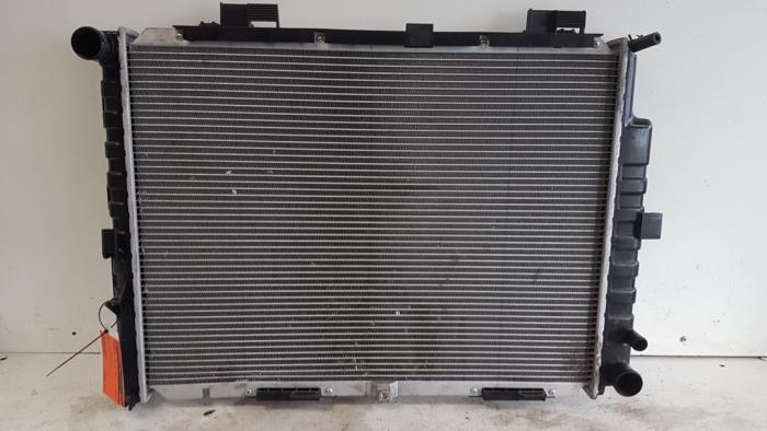 Usagé Radiateur Mercedes E (W210) 3.0 E-300D Turbo 24V Prix € 25,00 Règlement à la marge proposé par Autodemontagebedrijf Smit