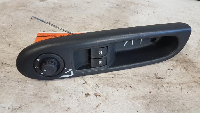 Usados Interruptor combinado de ventanillas Renault Clio II (BB/CB) 1.6 16V Precio € 30,00 Norma de margen ofrecido por Autodemontagebedrijf Smit