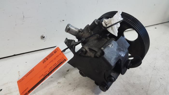 Power steering pump from a Citroën Berlingo 1.6 Hdi 75 16V Phase 1 2011