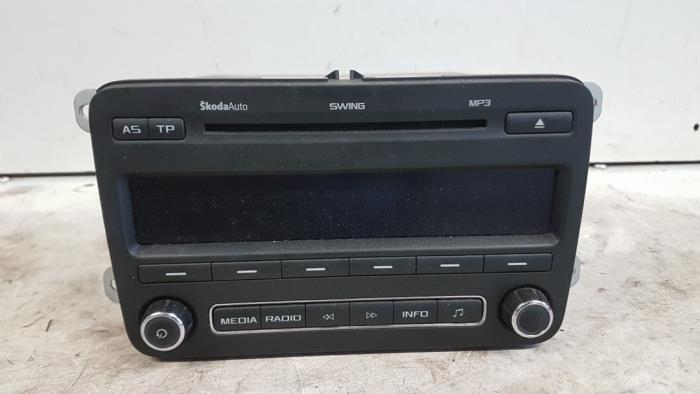 Radio CD player from a Skoda Fabia II Combi 1.2 TDI 12V Greenline 2011