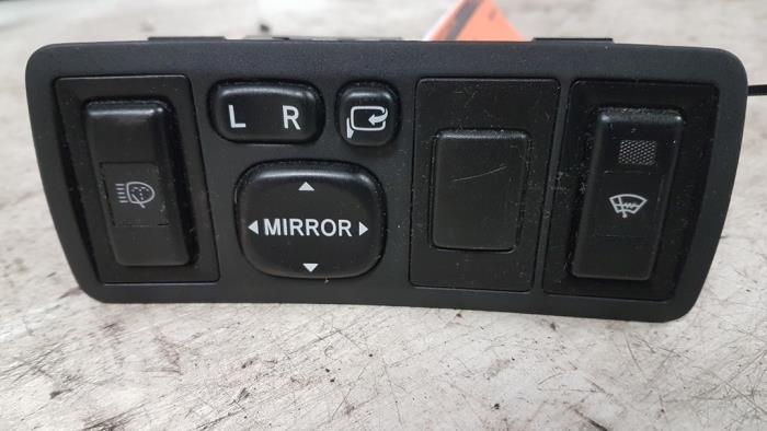 Mirror switch from a Toyota Avensis Wagon (T25/B1E) 2.0 16V VVT-i D4 2006