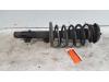 Stoßdämpferstrebe links vorne van een Peugeot 207/207+ (WA/WC/WM), 2006 / 2015 1.4 16V, Fließheck, Benzin, 1.360cc, 65kW (88pk), FWD, ET3J4; KFU, 2006-02 / 2013-10, WAKFUB; WAKFUC; WCKFUB; WCKFUC 2006