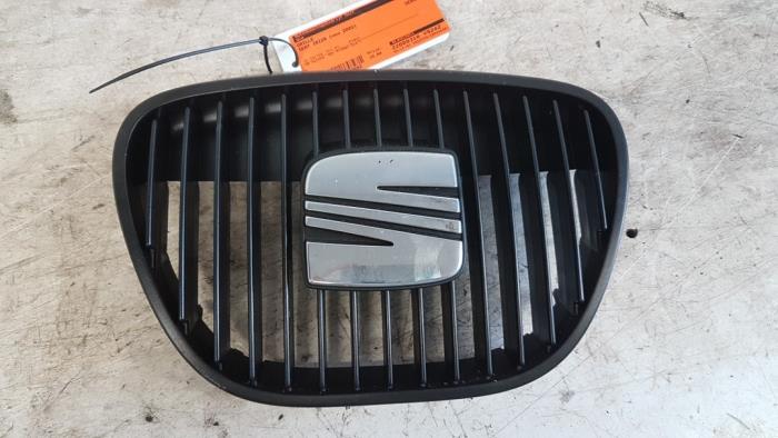 Grille from a Seat Ibiza III (6L1) 1.4 16V 75 2002