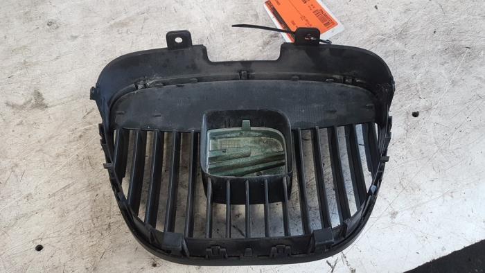 Grille from a Seat Ibiza III (6L1) 1.4 16V 75 2002