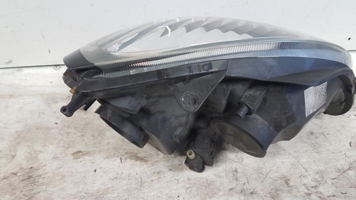 Headlight, left from a Renault Clio II (BB/CB) 1.6 16V 2003