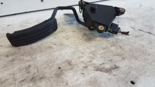 Used Accelerator pedal Renault Clio III (BR/CR) 1.4 16V Price € 15,00 Margin scheme offered by Autodemontagebedrijf Smit
