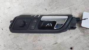 Używane Uchwyt drzwi lewych wersja 2-drzwiowa Volkswagen Polo IV (9N1/2/3) 1.4 16V Cena € 15,00 Procedura marży oferowane przez Autodemontagebedrijf Smit