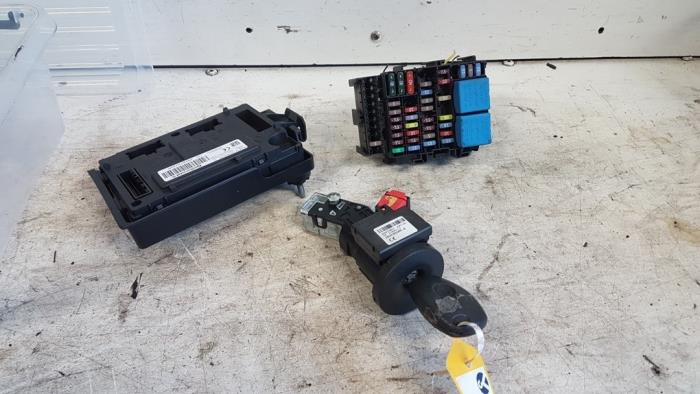 Used Ignition lock + computer Dacia Lodgy (JS/SD0J) 1.2 TCE 16V Price € 100,00 Margin scheme offered by Autodemontagebedrijf Smit
