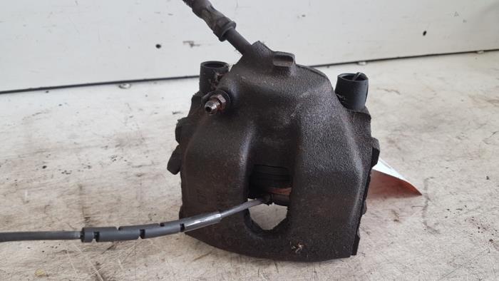 Front brake calliper, left from a BMW 3 serie Touring (E46/3) 318i 2001